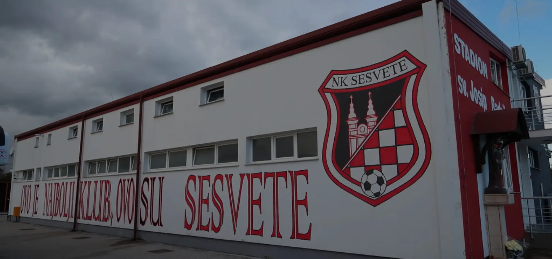 Prostorije nogometnog kluba NK Sesvete s velikim grbom kluba na fasadi stadiona sv. Josip Radnik